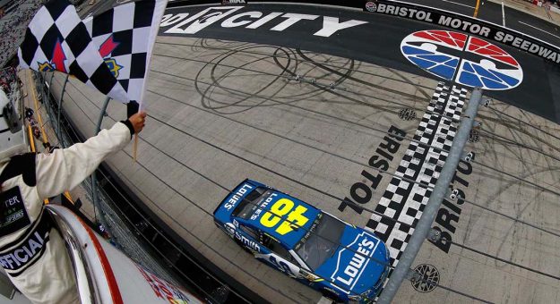 Visit Las mejores fotos del fin de semana de la NASCAR en Bristol page
