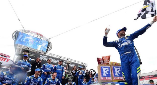 Visit Jimmie Johnson logró su 2da. victoria en el Bristol Motor Speedway page