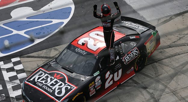 Visit Erik Jones ganó la carrera de la XFINITY Series en Bristol page