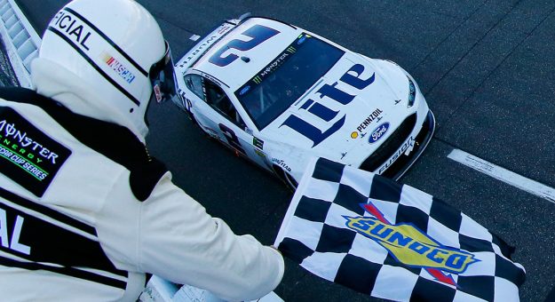Visit Brad Keselowski superó a Kyle Busch para ganar la STP 500 en Martinsville page