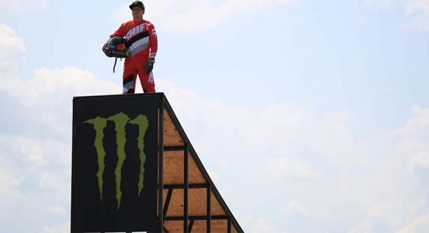 Visit Alex Harvill intentará récord de salto en moto en Talladega page