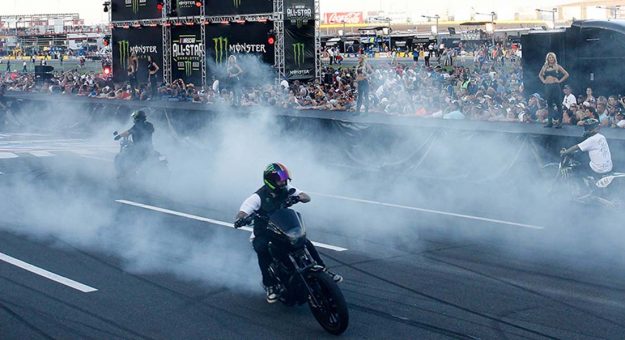 Visit El show Monster Energy en el Charlotte Motor Speedway page