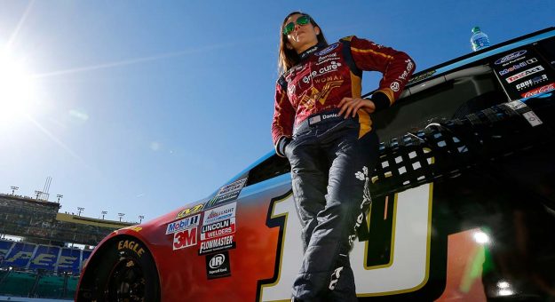 Visit Un vistazo previo a la Go Bowling 400 en el Kansas Speedway page
