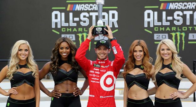 Visit Kyle Larson ganó la Pole para la Monster Energy All-Star Race page