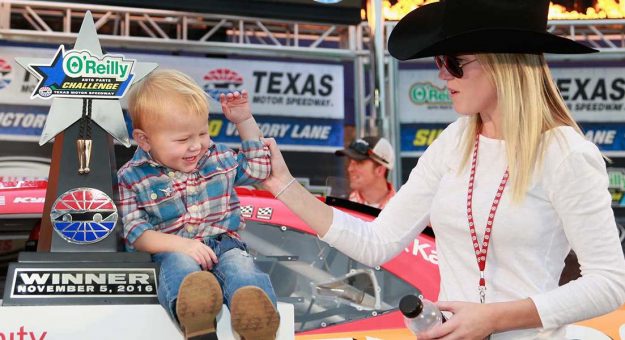 Visit Feliz Día de las Madres de la NASCAR page