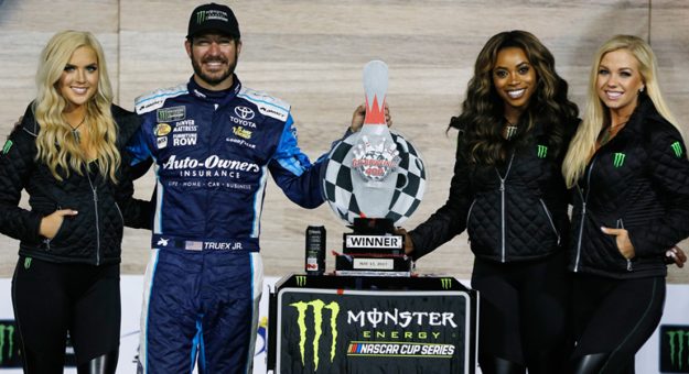 Visit Martin Truex Jr. ganó la Go Bowling 400 en el Kansas Speedway page