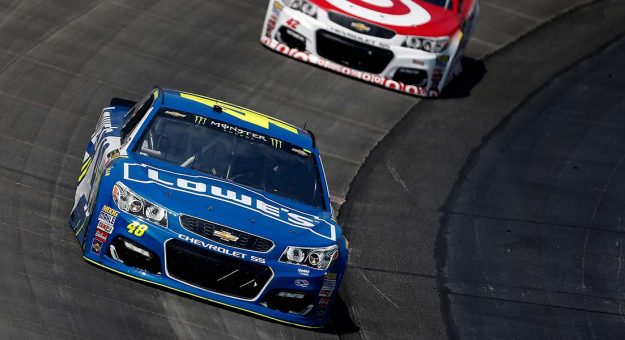Visit Jimmie Johnson ganó la AAA 400 en la última vuelta page