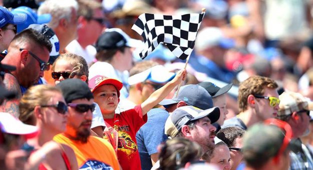 Visit Celebra el Día del Padre al estilo de la NASCAR page