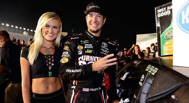 Visit Martin Truex Jr. ganó la Quaker State 400 en Kentucky page