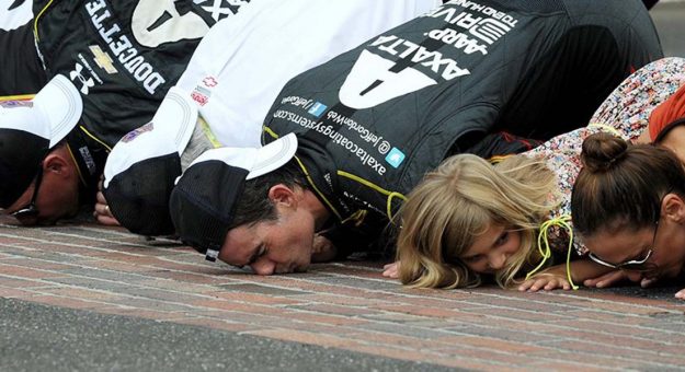 Visit Los últimos 10 ganadores de la Brickyard 400 page