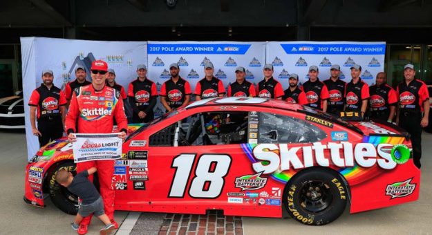 Visit Kyle Busch ganó la Pole Position para la Brickyard 400 en Indy page