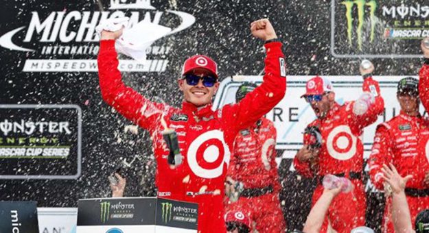 Visit Kyle Larson ganó la Pure Michigan 400 en tiempo extra page