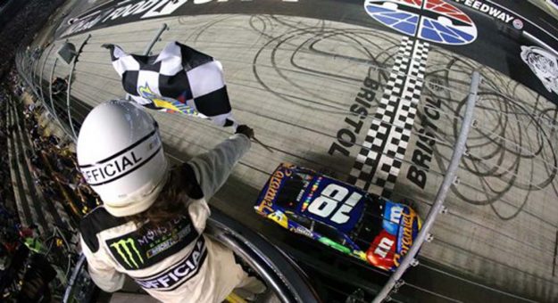 Visit Kyle Busch completó la trifecta en Bristol page