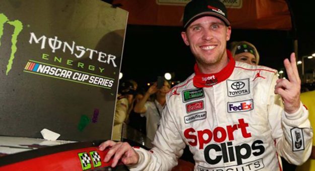 Visit Denny Hamlin ganó la Bojangles’ Southern 500 en Darlington page