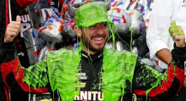 Visit Martin Truex Jr. ganó la Tales of the Turtles 400 en el Chicagoland Speedway page