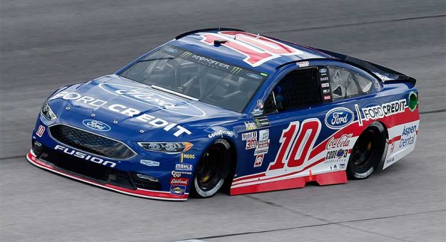 Visit El Ford No. 10 de Danica Patrick elegido el mejor look retro en Darlington page