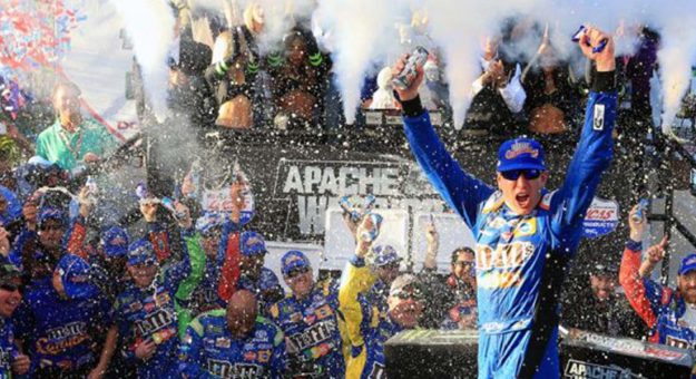 Visit Kyle Busch le arrebató la victoria a Chase Elliott en Dover page