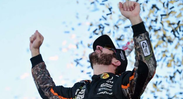 Visit Martin Truex Jr. ganó la Hollywood Casino 400 en Kansas page