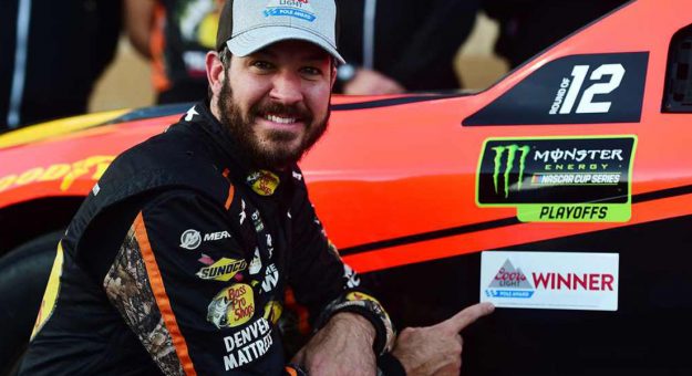 Visit Martin Truex Jr. superó las 2,000 vueltas en 1er. lugar page