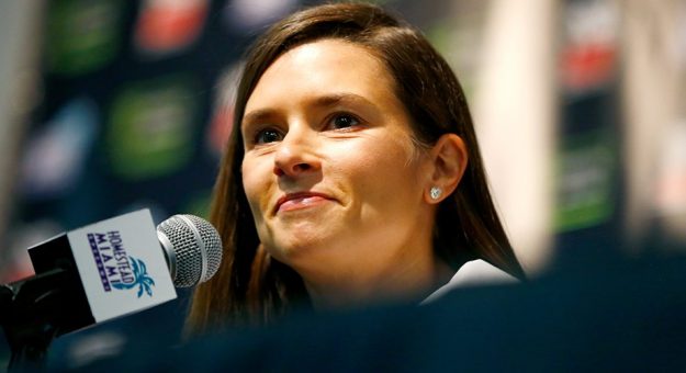Visit La comunidad de la NASCAR celebró el impacto de Danica Patrick page