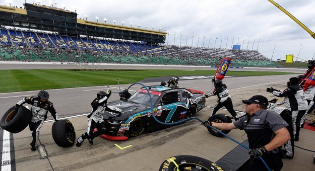 Visit Justin Allgaier en busca de la victoria en los Playoffs de la XFINTIY Series en Texas page