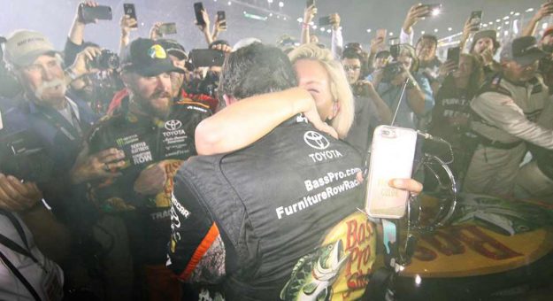 Visit Martin Truex Jr. y Sherry Pollex celebraron el campeonato en Miami page