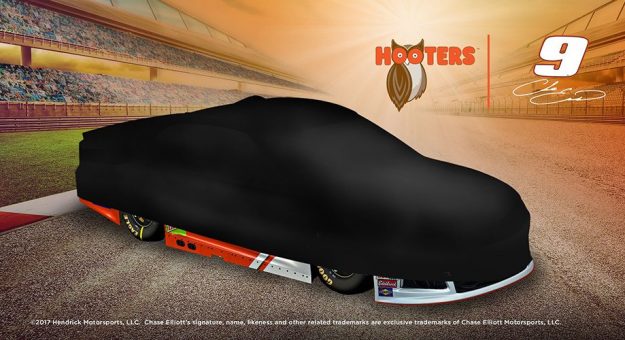 Visit Chase Elliott presentó el Chevrolet Camaro No. 9 de Hooters para 2018 page
