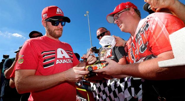 Visit Dale Earnhardt Jr. emocionado tras ovación en su último drivers meeting page