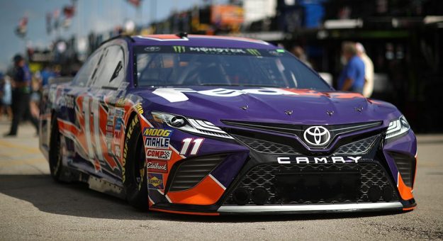 Visit Denny Hamlin ganó la Coors Light Pole para la Championship 4 en Miami page