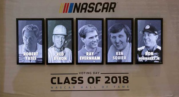 Visit Nuevos miembros del Salón de la Fama de la NASCAR Clase 2018 page