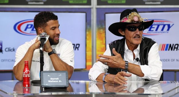 Visit Bubba Wallace Jr. presumió el look del clásico STP No. 43 para 2018 page