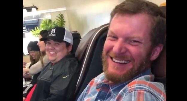 Visit Dale Earnhardt Jr. se dio un pedicure … y no para de reír! page