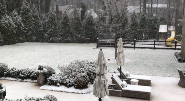 Visit Los pilotos de la NASCAR disfrutaron de la nieve en North Carolina page