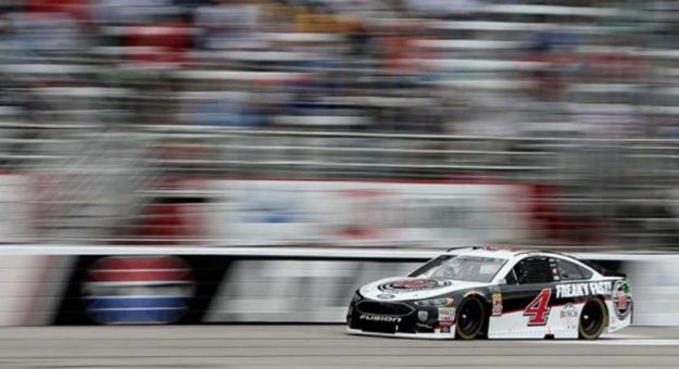 Visit Kevyn Hrvick ganó la Honor QuikTrip 500 en Atlanta page