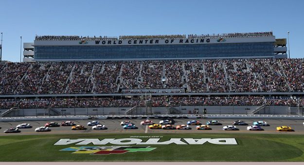 Visit Competencia en las redes sociales de la NASCAR con #DAYTONA500 page