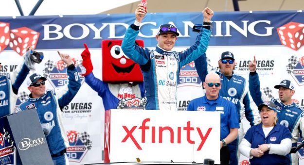Visit Kyle Larson logró su 1ra. victoria de la Xfinity Series en Las Vegas page