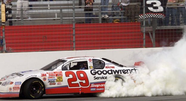 Visit Todas las victorias de Kevin Harvick en la Monster Energy NASCAR Cup Series page