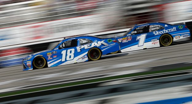 Visit Elliott Sadler en una posición familiar en la Xfinity Series  page