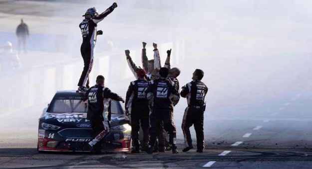 Visit Las mejores fotos de la celebración de Clint Bowyer en Martinsville page