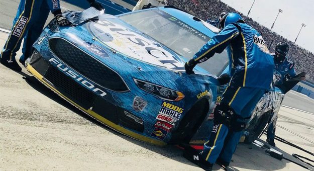 Visit Kevin Harvick fuera de acción en la  Auto Club 400 tras accidente con Kyle Larson page