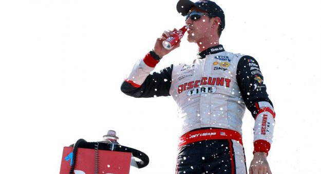 Visit Joey Logano dominó la carrera de la Xfinity Series en el Auto Club Speedway page