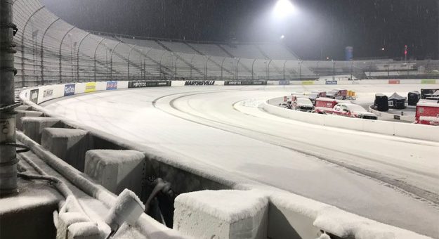 Visit El Martinsville Speedway amaneció cubierto de nieve! page