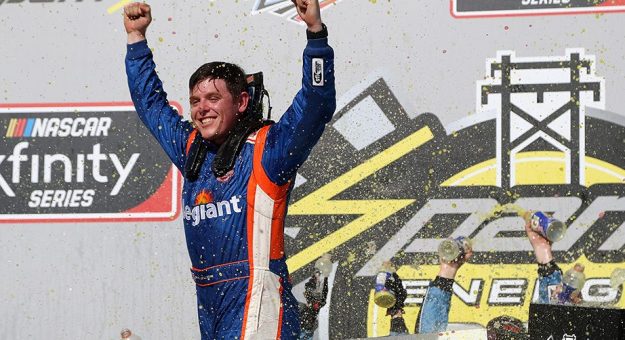 Visit Spencer Gallagher logró su 1ra. victoria de la NASCAR en Talladega page