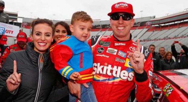 Visit Kyle Busch superó a Kyle Larson para ganar en el Bristol Motor Speedway page