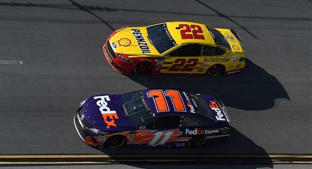 Visit Denny Hamlin perdió la carrera por doble castigo en los pits page