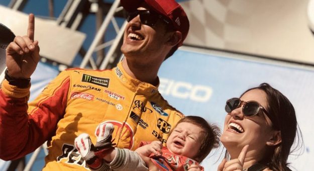 Visit Primer celebración del hijo de Joey Logano en Victory Lane page