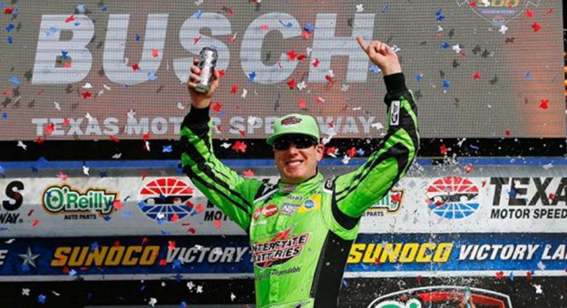 Visit Kyle Busch contuvo a Kevin Harvick para ganar en Texas page