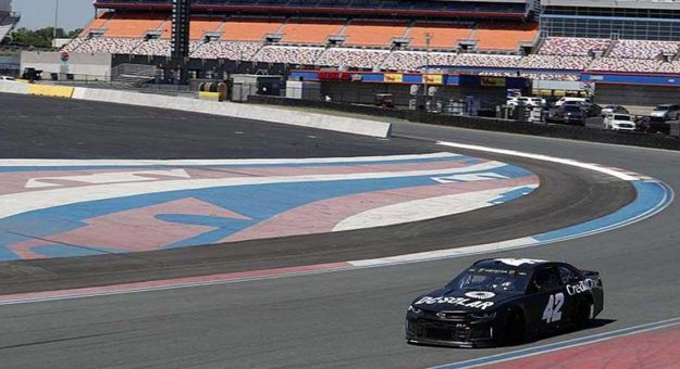 Visit Prueba de neumáticos en el Charlotte Motor Speedway Road Course page