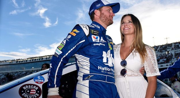 Visit Es niña! Dale Jr. y su esposa Amy recibieron a su hija Isla Rose page