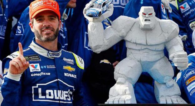Visit Jimmie Johnson en busca de la ansiada 1ra. victoria en su pista favorita page